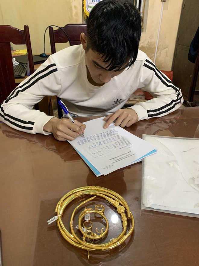  Nợ nần túng quẫn, gã trai đánh liều cướp giật 20 chỉ vàng: Do nợ nần nên Đặng Ngọc Sơn (SN 1992, trú tại Nông Cống, huyện Thanh Hóa) đã vào tiệm vàng Huy Hường ở huyện Như Thanh giả vờ hỏi mua vàng rồi cướp 20 chỉ vàng 9999 gồm kiềng, lắc tay, nhẫn và hoa tai, sau đó bỏ chạy.