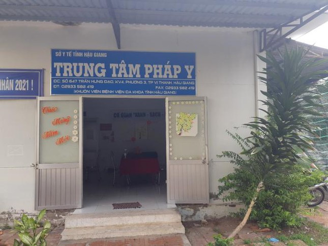  Kỷ luật cảnh cáo Giám đốc Trung tâm Pháp y Hậu Giang: Ngày 5/4, Ban Thường vụ Đảng ủy Khối các cơ quan và doanh nghiệp tỉnh Hậu Giang cho biết vừa tiến kỷ luật cảnh cáo đối với ông Nguyễn Văn Ni - Bí thư Chi bộ, GĐTrung tâm Pháp y thuộc Sở Y tế Hậu Giang do lập quỹ trái phép, báo cáo tài chính không trung thực, để ngoài sổ sách kế toán tài sản của đơn vị…