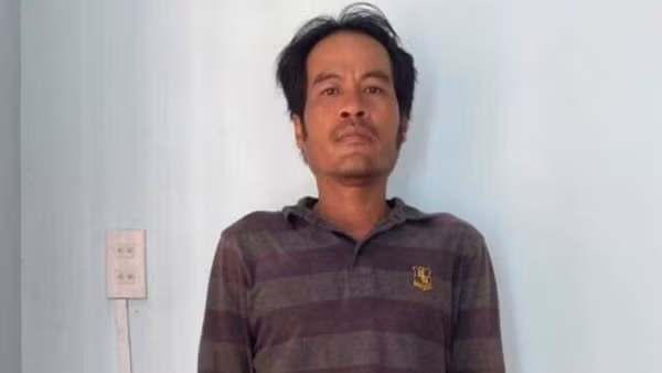 Đó là Đặng Văn Luyến (SN 1980, ngụ tại xã Đông Hưng, huyện An Minh, tỉnh Kiên Giang). Đây là đối tượng từ địa phương khác tới địa bàn làm thuê, trông coi nhà cửa cho một gia chủ ở TP Hồ Chí Minh, cũng là người thường xuyên qua lại với ông Bùi Văn Thăng. Quá trình điều tra cho thấy, những ngày gần đây Thăng có chiếc xe máy mới, thường xuyên chở bạn gái đi chơi.