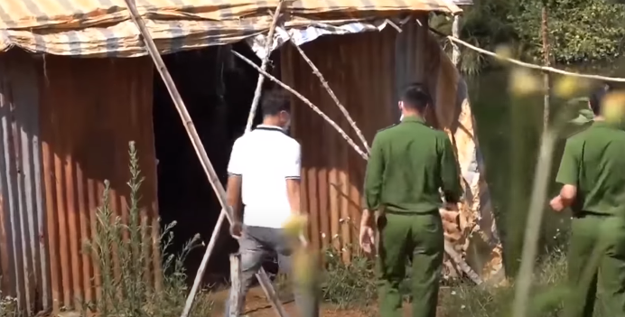 Qua kiểm tra ban đầu, xác định có dấu hiệu của một vụ án mạng, Công an huyện Bảo Lâm đã báo cáo Giám đốc Công an tỉnh Lâm Đồng. Đại tá Trần Minh Tiến, Giám đốc Công an tỉnh Lâm Đồng đã chỉ đạo Phòng Cảnh sát hình sự phối hợp với Phòng Kỹ thuật nghiệp vụ và Công an huyện Bảo Lâm khẩn trương vào cuộc điều tra.