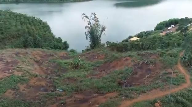 Tuy nhiên, đây là vùng đất rộng, người thưa, khu vực chủ yếu là cà phê, nhà dân thường cách rất xa nhau lại không có camera an ninh hỗ trợ. Trong lúc công tác điều tra gần như rơi vào bế tắc bởi các manh mối, chứng cứ thu thập được tại hiện trường rất hiếm hoi thì các điều tra viên phát hiện một chi tiết khá quan trọng nằm ngay trong “nhân vật” sống kề với căn chòi của ông Bùi Văn Thăng, nơi xảy ra án mạng.