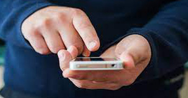  Cụ ông 82 tuổi mất 5,5 tỷ đồng sau cú điện thoại: Ngày 4/4, Công an quận Thanh Xuân, Hà Nội đang điều tra làm rõ vụ về ông T. (82 tuổi, trú tại Thanh Xuân, Hà Nội) sau khi nghe điện thoại của một đối tượng tự xưng là công an thông báo ông T. liên quan một vụ án đang điều tra và yêu cầu ông cung cấp tài khoản ngân hàng để xác minh. Sau đó, ông T. phát hiện tài khoản bị mất hơn 5,5 tỷ đồng. 