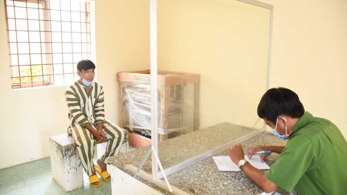  Đi từ Cần Thơ đến Trà Vinh để trộm điện thoại Iphone 13 Promax: Nguyễn Công Danh (SN 1977, ngụ huyện Vĩnh Lợi, tỉnh Bạc Liêu) do nghiện trò chơi điện tử, cần tiền tiêu xài nên đi từ TP Cần Thơ đến một nhà trọ ở huyện Châu Thành, tỉnh Trà Vinh trộm 1 điện thoại di động Iphone 13 Promax có giá trị khoảng 26 triệu đồng. Ngày 8/4, Công an huyện Châu Thành cho biết đã khởi tố, bắt tạm giam Danh.