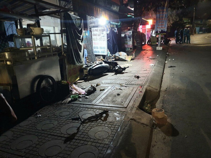  Xe máy lao lên vỉa hè đâm cột điện, nam thanh niên tử vong: Đêm 7/4, anh Trần Phước T. (25 tuổi, ngụ TP Thuận An, Bình Dương) chạy xe máy khi đến phường Hưng Định, TP Thuận An thì bất ngờ xe máy lao lên vỉa hè, tông vào cột đèn chiếu sáng, sau đó va vào biển hiệu của một quán ăn. Hậu quả nam thanh niên tử vong tại chỗ.