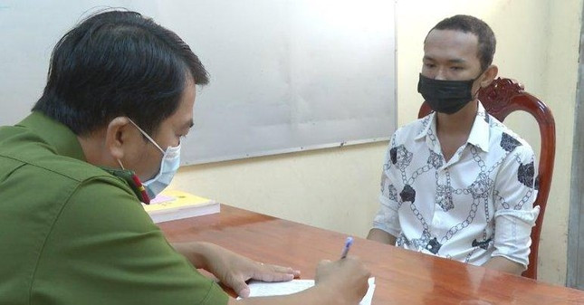  Cô gái nhận "quả đắng" khi vào nhà nghỉ với người yêu: Chị M. cùng bạn trai mới quen qua mạng xã hội là Đào Quốc Trạng (SN 2002, ngụ huyện Phước Long, Bạc Liêu) vào nhà nghỉ ở huyện Hồng Dân, tỉnh Bạc Liêu để quan hệ tình dục. Sau đó, chị M. bị chính gã dùng ảnh nhạy cảm ghi lại lúc quan hệ tình dục để đe dọa nhằm chiếm đoạt 30 triệu đồng. Ngày 8/4, Công an huyện Hồng Dân cho biết đã khởi tố Trạng.