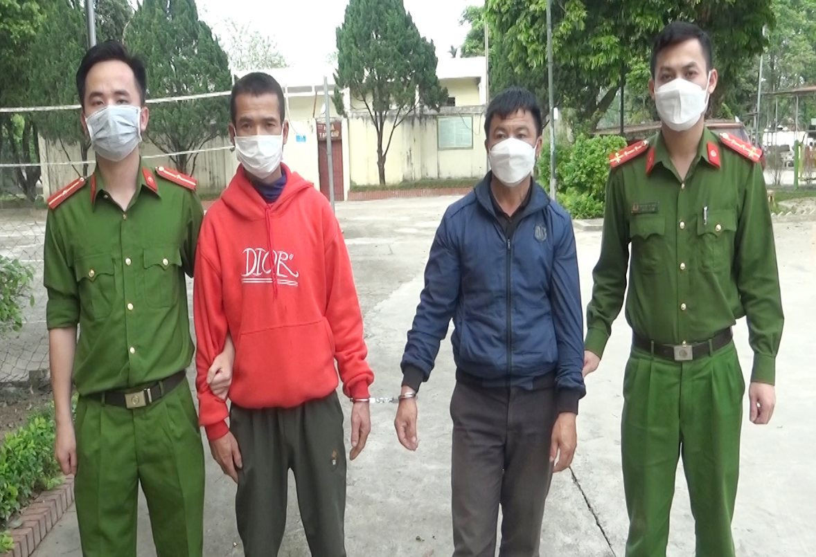  Đi chăn trâu, tiện tay dắt luôn trâu hàng xóm về nhà: Mang trâu nhà mình lên rừng chăn thả, Lò Văn Sơn (SN 1970, trú huyện Thường Xuân, Thanh Hóa) thấy một con trâu đực đang ăn cỏ cùng trâu nhà nên tiện tay dắt về chuồng nhà mình. Biết Sơn trộm trâu nhưng Lương Văn Xiệm (SN 1977, trú cùng địa phương) vẫn mua với giá 20 triệu đồng. Ngày 8/4, Công an huyện Thường Xuân cho biết đã khởi tố, bắt tạm giam 2 đối tượng này. 