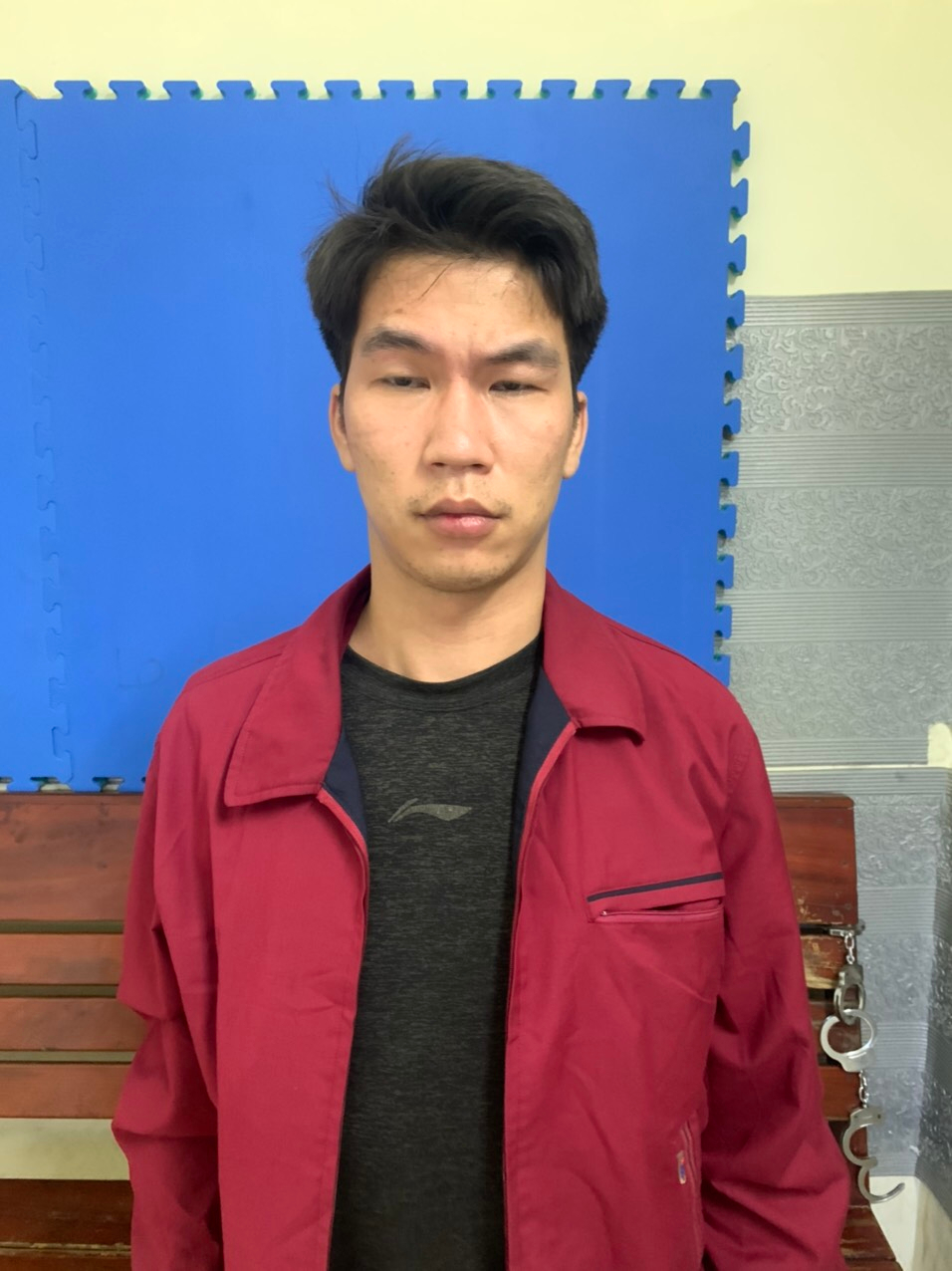  Tạm giữ đối tượng bảo vệ tòa nhà trộm cắp tài sản: Ngày 9/4, Công an quận Đống Đa, Hà Nội cho biết đang tạm giữ đối tượng Nguyễn Văn Tuấn (SN: 1993, ở Nam Định, là bảo vệ tại tòa nhà 57 Võ Văn Dũng, phường Ô Chợ Dừa, Đống Đa, Hà Nội) về hành vi trộm cắp tài sản. Tuấn đã trộm chiếc máy tính nhãn hiệu Macbook 2015 Pro màu ghi (trị giá khoảng 10.000.000đ) để trên mặt bàn, trong phòng làm việc tầng 9 rồi mang về nhà cất giấu. 