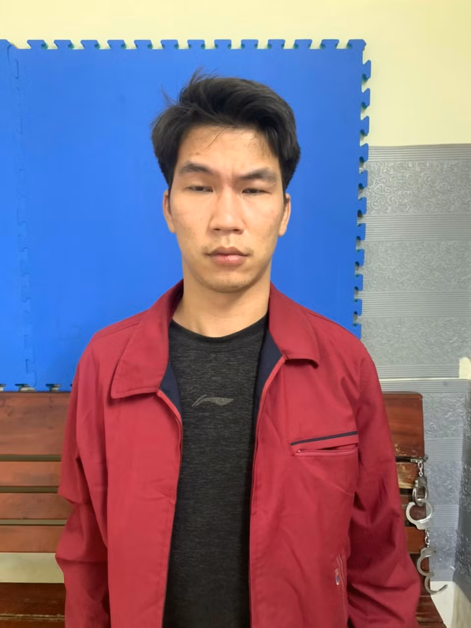  Tạm giữ đối tượng bảo vệ tòa nhà trộm cắp tài sản: Ngày 9/4, Công an quận Đống Đa, Hà Nội cho biết đang tạm giữ đối tượng Nguyễn Văn Tuấn (SN: 1993, ở Nam Định, là bảo vệ tại tòa nhà 57 Võ Văn Dũng, phường Ô Chợ Dừa, Đống Đa, Hà Nội) về hành vi trộm cắp tài sản. Tuấn đã trộm chiếc máy tính nhãn hiệu Macbook 2015 Pro màu ghi (trị giá khoảng 10.000.000đ) để trên mặt bàn, trong phòng làm việc tầng 9 rồi mang về nhà cất giấu. 