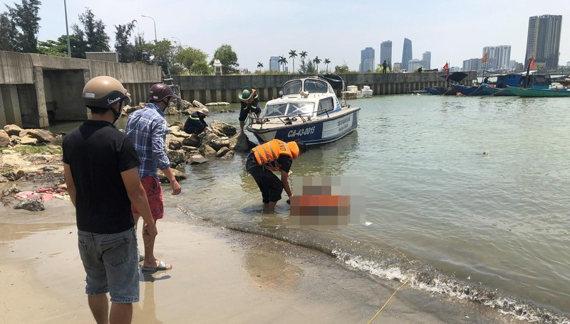  Phát hiện thi thể nam thanh niên nổi trên sông: Trưa 9/4, một ngư dân đang thả lưới đánh bắt cá tại khu vực sông Hàn quận Sơn Trà, Đà Nẵng thì phát hiện 1 thi thể mặc quần áo màu đen nổi trên mặt nước. Nạn nhân được xác định là anh N.K.P. (SN 1992, trú quận Thanh Khê). Được biết, trước đó do buồn chuyện gia đình nên thanh niên này đã bỏ nhà đi từ ngày 4/4. 