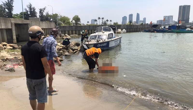  Phát hiện thi thể nam thanh niên nổi trên sông: Trưa 9/4, một ngư dân đang thả lưới đánh bắt cá tại khu vực sông Hàn quận Sơn Trà, Đà Nẵng thì phát hiện 1 thi thể mặc quần áo màu đen nổi trên mặt nước. Nạn nhân được xác định là anh N.K.P. (SN 1992, trú quận Thanh Khê). Được biết, trước đó do buồn chuyện gia đình nên thanh niên này đã bỏ nhà đi từ ngày 4/4. 