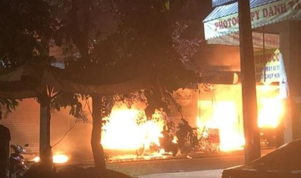  Cửa tiệm cháy lớn, hàng chục xe máy bị thiêu rụi: Rạng sáng 9/4, Công an tỉnh Bình Phước nhận được tin báo cháy xảy ra tại nhận được tin báo cháy tại số 15 đường Lý Thường Kiệt, phường Tân Phú, TP.Đồng Xoài, liền huy động lực lượng nhanh chóng xuống hiện trường. Sau thời gian nỗ lực chữa cháy, ngọn lửa đã được khống chế hoàn toàn, tuy nhiên đã thiêu rụi hoàn toàn cửa hàng trong đó có hàng chục xe máy các loại cùng toàn bộ tài sản.