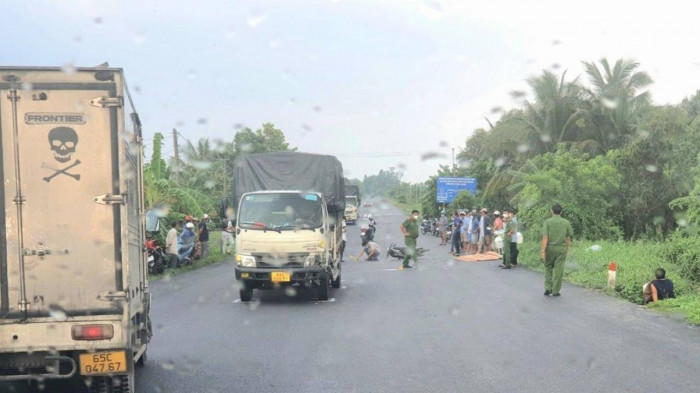  Va chạm với xe tải, người đàn ông tử vong: Chiều 9/4, ông Đặng Văn Cọp (SN 1977, ngụ TP Vị Thanh, tỉnh Hậu Giang) điều khiển xe máy khi đến khu vực xã Tân Tiến, TP Vị Thanh, xe của ông Cọp xảy ra va chạm với xe tải do tài xế Châu Văn Đức (SN 1993, ngụ huyện U Minh Thượng, tỉnh Kiên Giang) điều khiển lưu thông theo chiều ngược lại. Hậu quả cú va chạm khiến ông Cọp ngã xuống đường, tử vong tại chỗ.