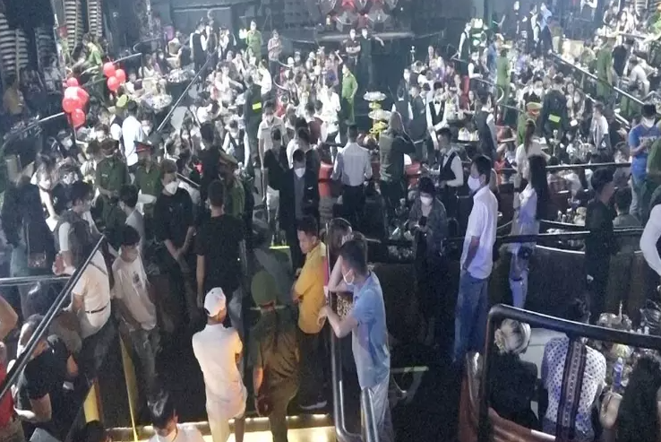  Gần 100 người dương tính với ma túy trong quán bar: Rạng sáng 9/4, Công an TP HCM ập vào quán bar Ferso thuộc Công ty TNHH TMDV Ferso (phường Võ Thị Sáu, quận 3). Tại thời điểm Công an ập vào, bên trong quán bar có 350 khách đang ăn, uống rượu bia tại 35 bàn. Kiểm tra nhanh đối với 150 người, có 50 người dương tính với ma túy. Trong 68 nhân viên phục vụ tại quán có 17 người cũng có kết quả dương tính ma túy.