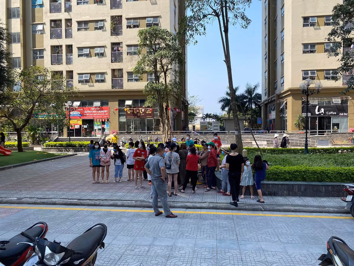 Sau đó, chính quyền địa phương nhanh chóng có mặt tại hiện trường điều tra, làm rõ vụ việc. Người dân cho biết, nạn nhân là nam, học sinh lớp 8. 