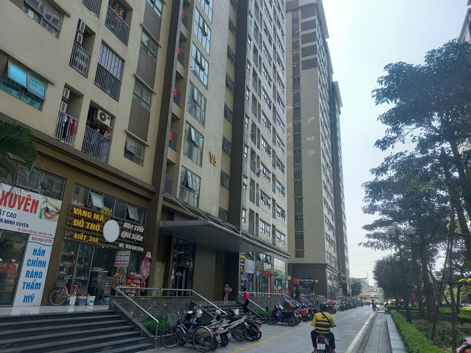 Một số người dân tại khu chung cư The Vesta cho biết, vào thời điểm trên họ nghe thấy tiếng gào khóc tại khu vực toà V4 nên tiến đến xem chuyện gì xảy ra thì phát hiện có người rơi từ tầng cao xuống giếng trời ở tầng 2. 