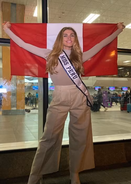 Dàn người đẹp đang trên đường sang Mỹ còn gồm đại diện Peru. Ảnh: FBNV