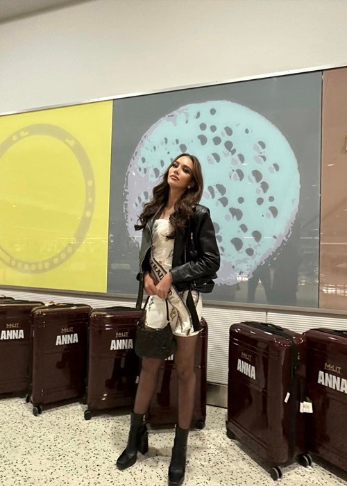 Giống người đẹp Ngọc Châu, đại diện Thái Lan Anna Sueangam Iam cũng lên đường sang Mỹ để thi quốc tế. Ảnh: FBNV