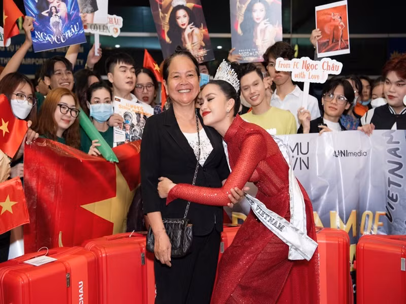 Ngọc Châu được mẹ tiễn ra sân bay. Ảnh: Hoa hậu Hoàn vũ Việt Nam