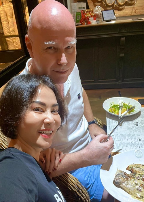 Thu Minh sánh đôi cùng chồng Tây trong các buổi gặp gỡ bạn bè. Cả hai cũng dành thời gian riêng tư bên nhau mỗi khi có cơ hội.