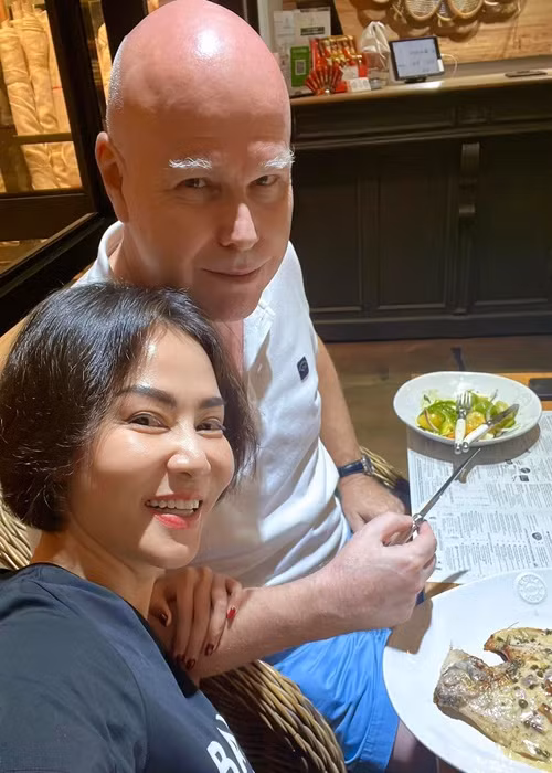 Thu Minh sánh đôi cùng chồng Tây trong các buổi gặp gỡ bạn bè. Cả hai cũng dành thời gian riêng tư bên nhau mỗi khi có cơ hội.