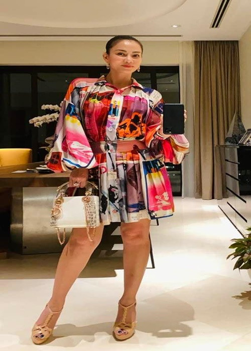 Nữ ca sĩ ăn mặc sang trọng mỗi khi ra ngoài.