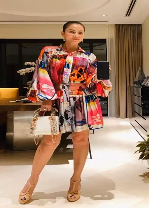 Nữ ca sĩ ăn mặc sang trọng mỗi khi ra ngoài.