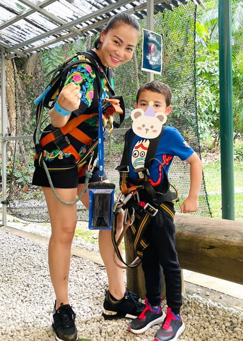 Thu Minh khoe con trai đã biết đọc, làm toán, được nhiều bạn gái yêu mến.