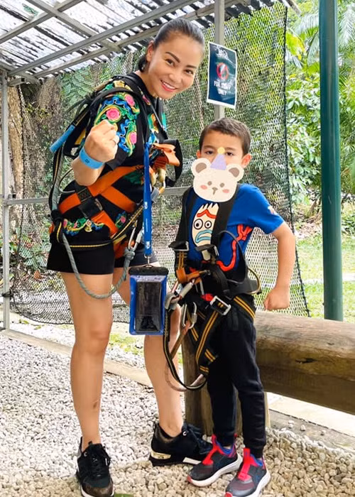 Thu Minh khoe con trai đã biết đọc, làm toán, được nhiều bạn gái yêu mến.