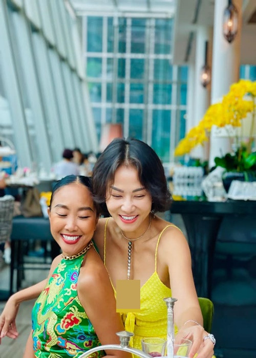 Từ khi sang Singapore, Thu Minh có mối quan hệ thân thiết với ca sĩ Đoan Trang và siêu mẫu Bằng Lăng.