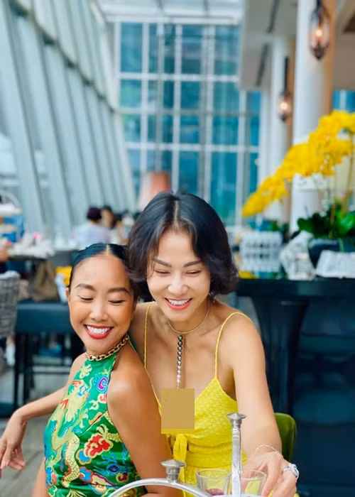 Từ khi sang Singapore, Thu Minh có mối quan hệ thân thiết với ca sĩ Đoan Trang và siêu mẫu Bằng Lăng.