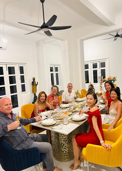 Vợ chồng Thu Minh sống trong một cơ ngơi rộng rãi ở xứ người.