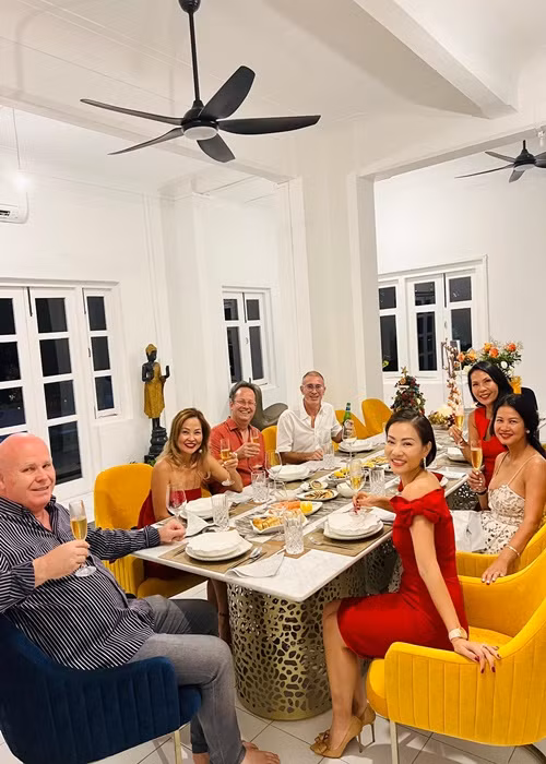 Vợ chồng Thu Minh sống trong một cơ ngơi rộng rãi ở xứ người.