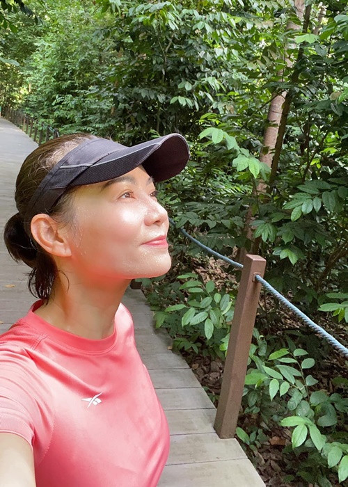 Nữ ca sĩ chia sẻ, một ngày của cô bắt đầu bằng chạy bộ từ 7h.