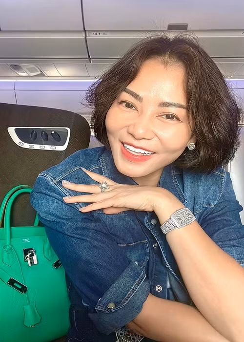 Vài tháng trở lại đây, Thu Minh thường xuyên về nước tham gia hoạt động nghệ thuật.