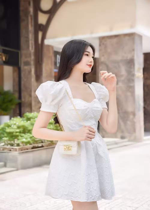 Gương mặt xinh đẹp của Bé Quyên gây ấn tượng với người đối diện. Ảnh: FBNV