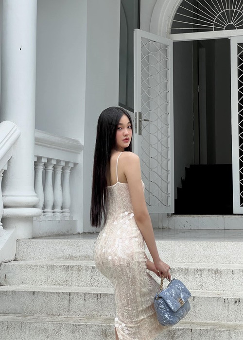 Người đẹp có xuất thân nghèo khó. Bé Quyên cho biết cô từng muốn bỏ học đi xuất khẩu lao động ở Nhật từ 3-5 năm để có một khoản tiền giúp cha mẹ. Ảnh: FBNV