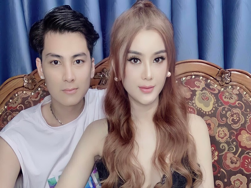 Đối mặt với lời tố của Phi Hùng, Lâm Khánh Chi phân trần, Song Duy chỉ là đàn em thân thiết. Nữ ca sĩ cũng cho biết, cô chưa từng có người khác khi còn sống chung với Phi Hùng.