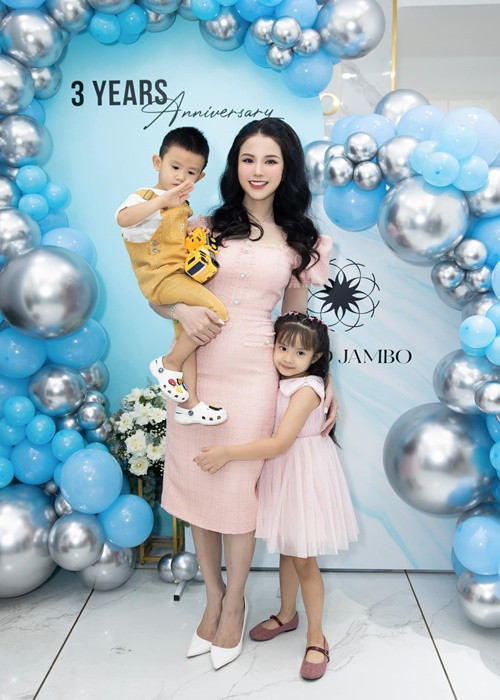 Không chỉ đòi đón con gái, chồng cũ Diệp Lâm Anh còn tới trường con trai của hai người, đón cậu nhóc về trước mà không được sự cho phép của Diệp Lâm Anh. Theo Diệp Lâm Anh, suốt một năm, khi ba mẹ con cô dọn ra ngoài sống, Đức Phạm không hề đóng tiền học hay cấp dưỡng cho hai con.