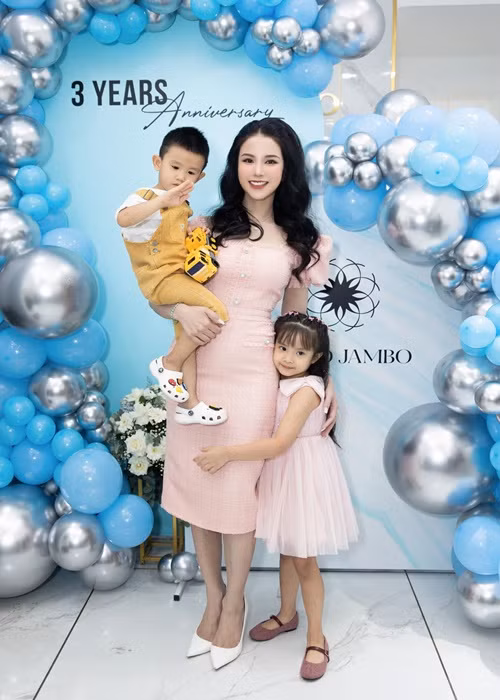 Không chỉ đòi đón con gái, chồng cũ Diệp Lâm Anh còn tới trường con trai của hai người, đón cậu nhóc về trước mà không được sự cho phép của Diệp Lâm Anh. Theo Diệp Lâm Anh, suốt một năm, khi ba mẹ con cô dọn ra ngoài sống, Đức Phạm không hề đóng tiền học hay cấp dưỡng cho hai con.