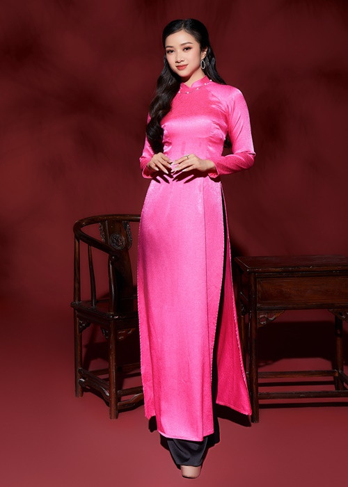 Ban tổ chức tạo cơ hội cho các thí sinh tự lựa chọn áo dài phù hợp.