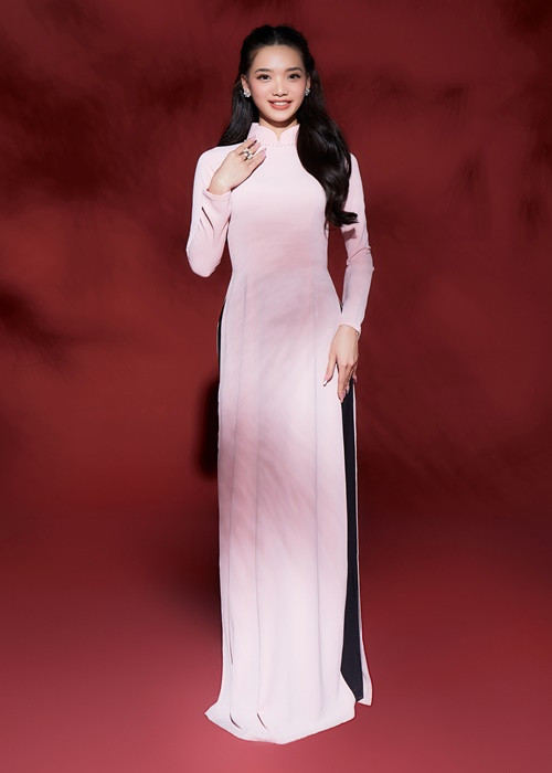 Trong mỗi shoot hình, các cô gái ghi điểm bởi thần thái rạng rỡ, với nụ cười ngọt ngào và duyên dáng.