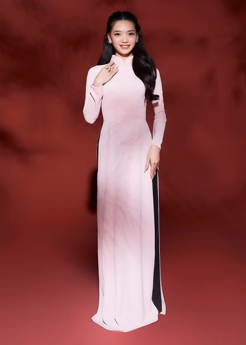 Trong mỗi shoot hình, các cô gái ghi điểm bởi thần thái rạng rỡ, với nụ cười ngọt ngào và duyên dáng.