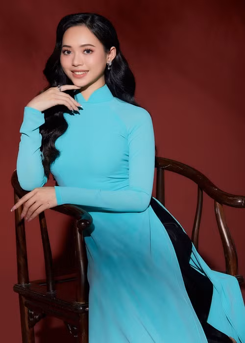 Những tà áo dài mang màu sắc, họa tiết, kiểu dáng đa dạng nhưng tựu chung lại, tất cả đều giúp 35 cô gái tôn lên đậm nét đẹp Việt.