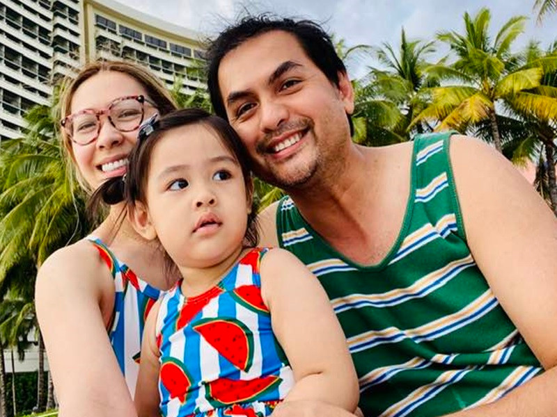 “Bao nhiêu yêu thương, xúc động dồn nén vỡ òa. Con gái là kết tinh tình yêu của bố mẹ. Trải qua hơn hai năm chạy chữa hiếm muộn, chúng tôi mới có thể chạm mặt con”, anh chia sẻ trên Zing.