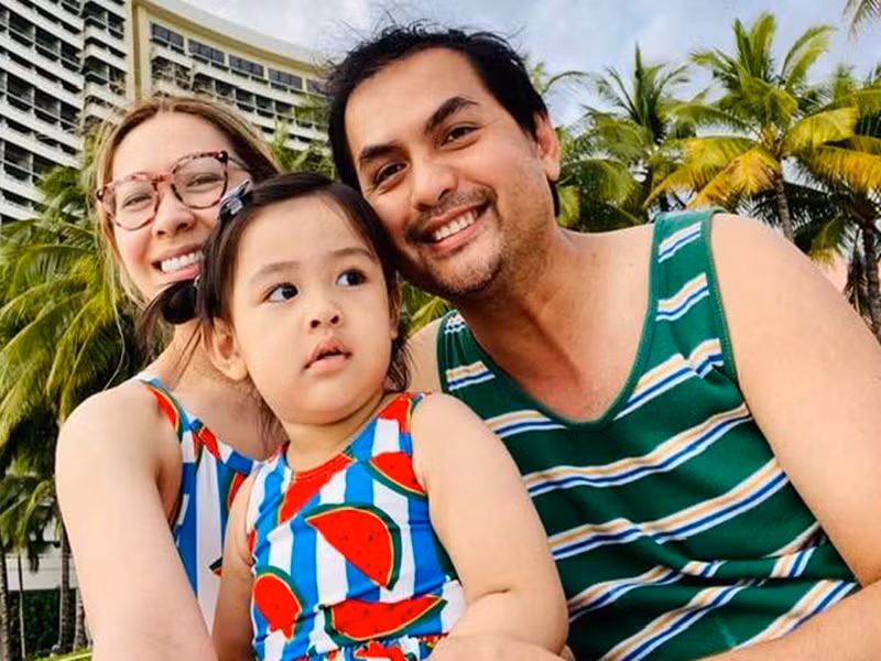 “Bao nhiêu yêu thương, xúc động dồn nén vỡ òa. Con gái là kết tinh tình yêu của bố mẹ. Trải qua hơn hai năm chạy chữa hiếm muộn, chúng tôi mới có thể chạm mặt con”, anh chia sẻ trên Zing.