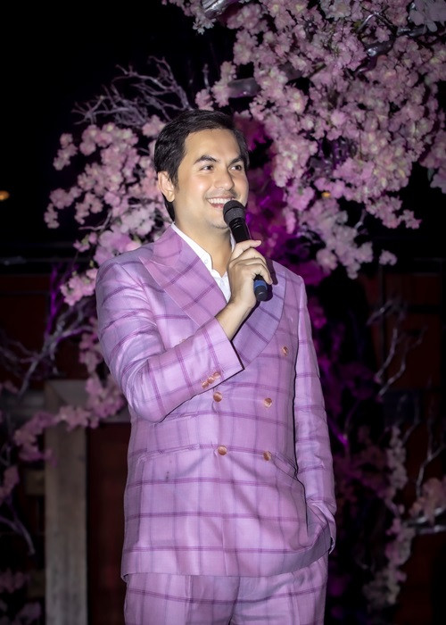 Bà xã Đức Tiến làm việc trong phòng luật sư thuộc một ngân hàng lớn còn nam diễn viên làm MC và đại diện quảng cáo… Thu nhập hiện tại của Đức Tiến khoảng 7.000 - 10.000 USD.