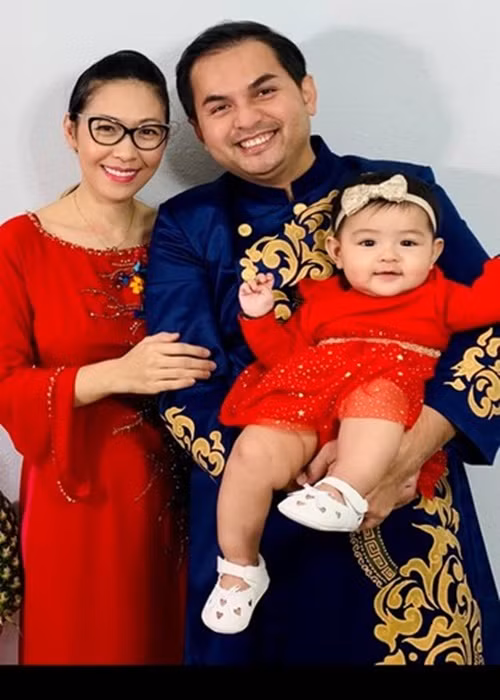 Vợ Đức Tiến từng chia sẻ về bí quyết giữ gìn mối quan hệ suốt 13 năm qua: “Mỗi buổi sáng người chồng hoặc người vợ đi làm thì mình sẽ nói “Anh yêu em”, “Lái xe cẩn thận” và trao một nụ hôn. Tối về không cần biết ban ngày bận, bức xúc gì thì hãy để qua một bên, khi người đó về mình vẫn tươi cười và trao nụ hôn cuối ngày. Nếu nói không ghen thì là em nói dối, nhưng anh Tiến rất dễ thương, cũng chia sẻ mọi thứ nên không có gì đáng lo”.