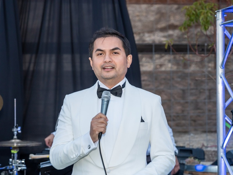 Ít ai biết, trong ngày đầu sang Mỹ, Đức Tiến cũng gặp vô vàn khó khăn từ rào cản ngôn ngữ, văn hóa, thời tiết khác nhau đến việc sống cùng gia đình vợ. Ngoài ra, khi ở Việt Nam, Đức Tiến nhận được nhiều dự án nhưng ở Mỹ, thị trường giải trí không sôi động nên ít chương trình. Để kiếm sống, Đức Tiến chấp nhận làm các công việc như chuyển hàng về Việt Nam để bán, làm MC cho các chương trình cộng đồng.