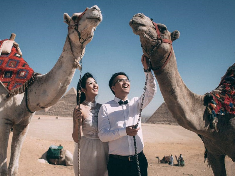 Ngọc Hân chia sẻ: “Ai Cập, vùng đất của những vị thần chính là nơi lần đầu tiên chúng mình gặp gỡ. Không ngờ xứ sở huyền bí ấy lại mở ra câu chuyện tình yêu của hai đứa. Bộ ảnh cưới được chụp ngay tại nơi đây như là lời cảm ơn, sự trân trọng của chúng mình dành cho những nơi đã trở thành kỷ niệm”.