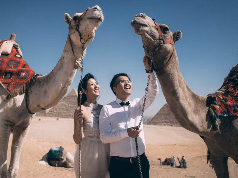 Ngọc Hân chia sẻ: “Ai Cập, vùng đất của những vị thần chính là nơi lần đầu tiên chúng mình gặp gỡ. Không ngờ xứ sở huyền bí ấy lại mở ra câu chuyện tình yêu của hai đứa. Bộ ảnh cưới được chụp ngay tại nơi đây như là lời cảm ơn, sự trân trọng của chúng mình dành cho những nơi đã trở thành kỷ niệm”.